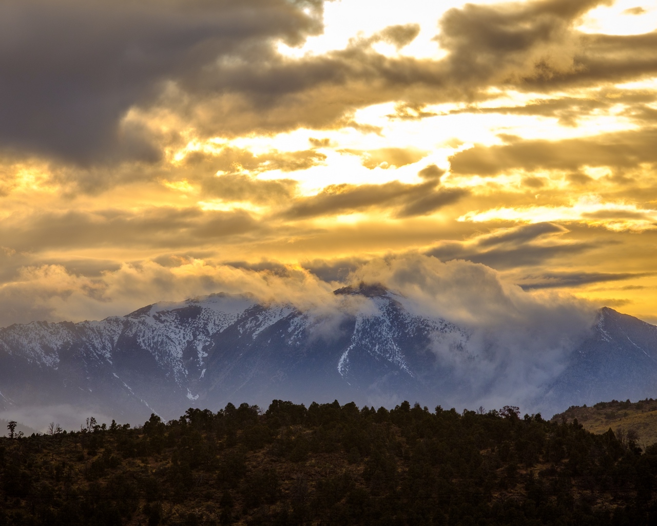 Wallpaper Mountains, Clouds, Sunlight, Nature, Landscape - Wallpaper - HD Wallpaper 