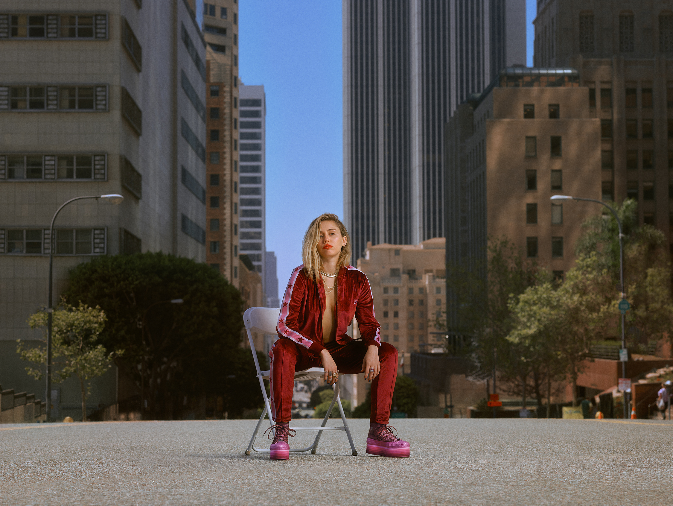 Snl Miley Cyrus Mark Ronson - HD Wallpaper 