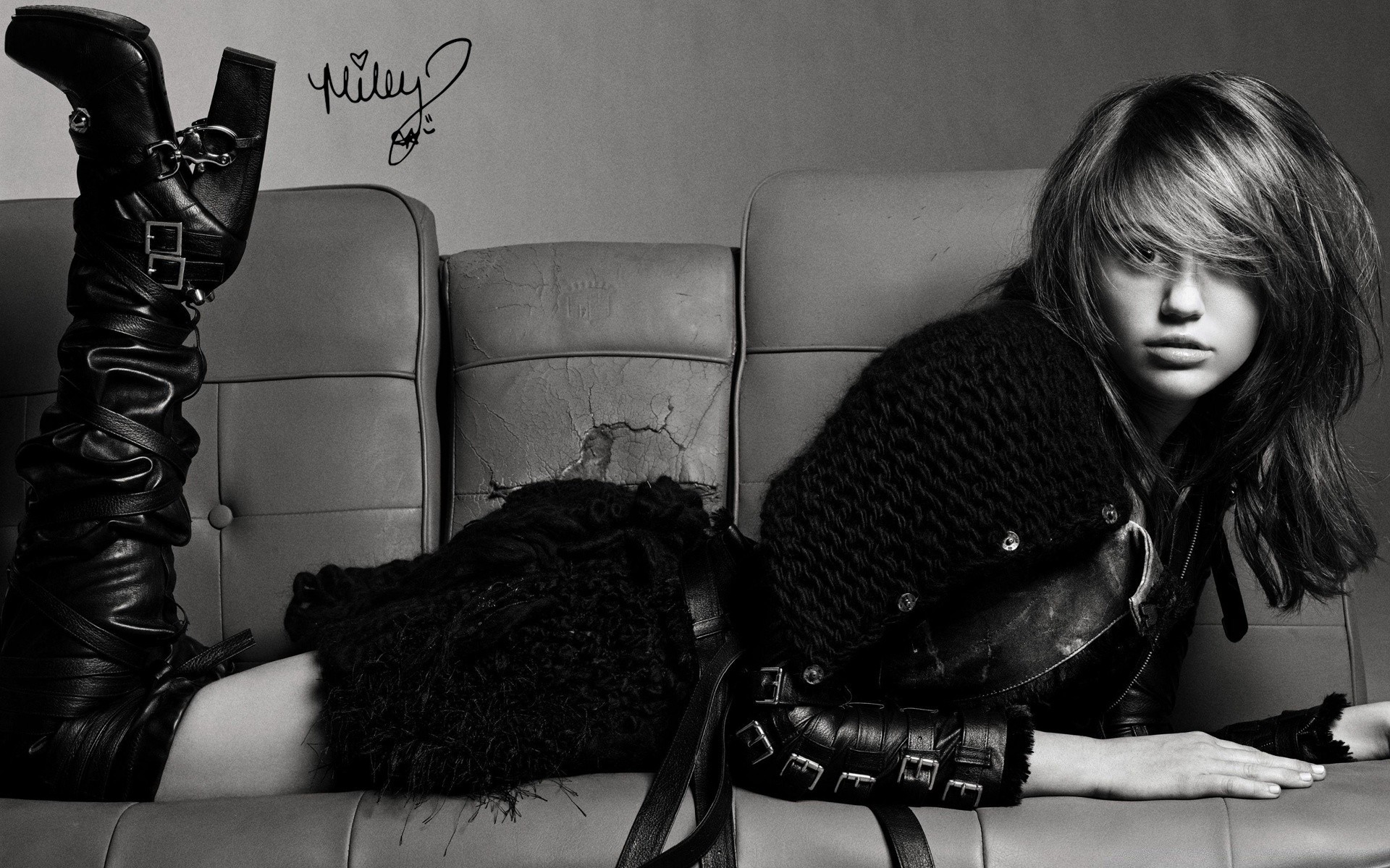 Music Woman Fashion Monochrome Leather Sexy Model Portrait - Miley Cyrus 2011 Black And White - HD Wallpaper 