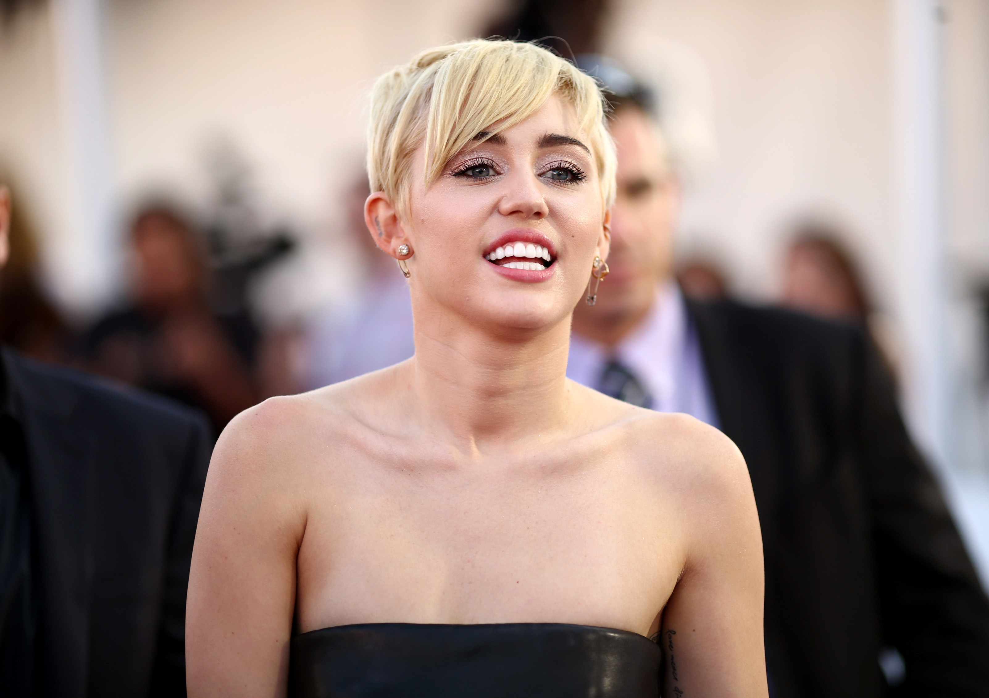 Miley Cyrus 2015 - HD Wallpaper 