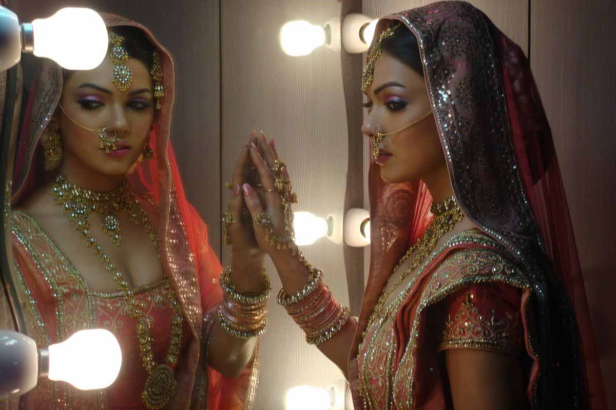 Sara Loren Dulhan Dress Leaked Wallpapers And Backgrounds - Hot Sara Loren In Saree - HD Wallpaper 