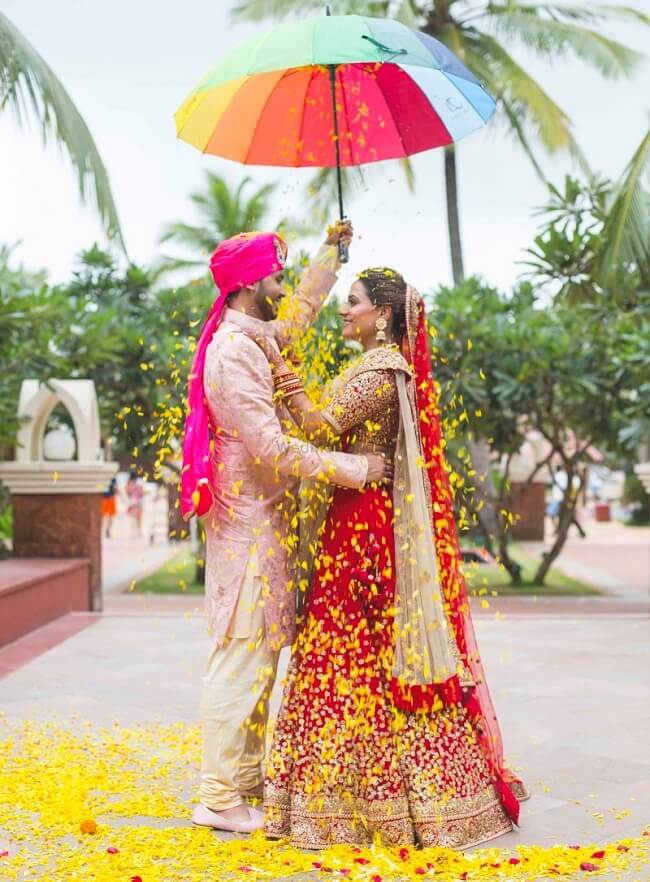 Wedding Photography Poses Bride And Groom - Romantic Indian Wedding Couple Poses - HD Wallpaper 
