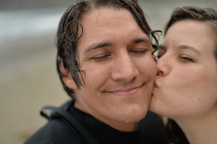 United States, Indian Beach, Kiss, Couple, Drippy, - Kiss On Lips - HD Wallpaper 