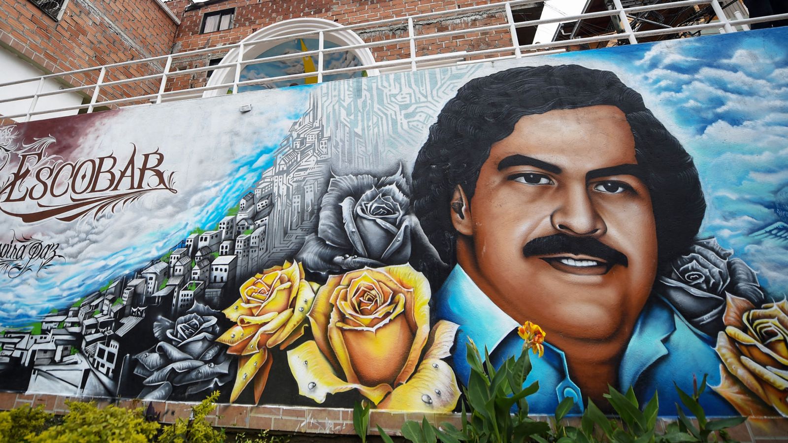 Graffiti In Medellin, Colombia Shows Pablo Escobar - Medellin Pablo Escobar Death - HD Wallpaper 