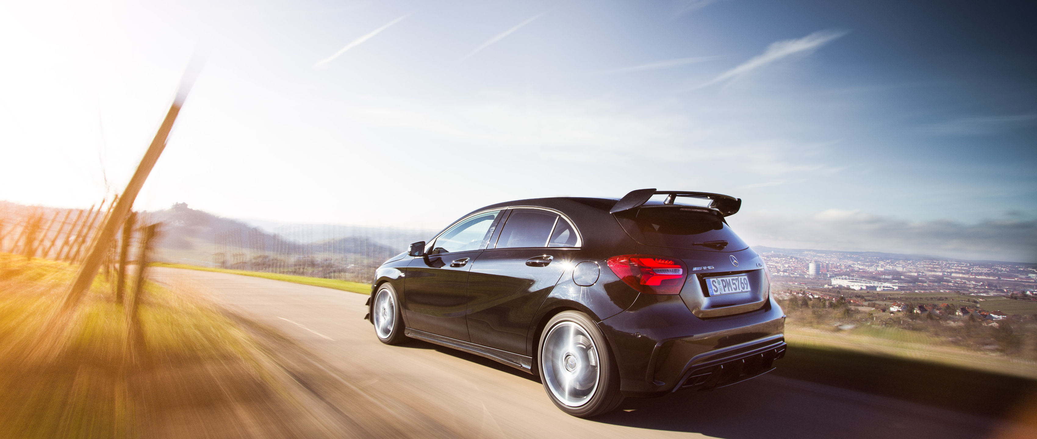 Das Heck Eines Schwarzen Mercedes Amg A 45 4matic Auf - Benz Mercedes - HD Wallpaper 