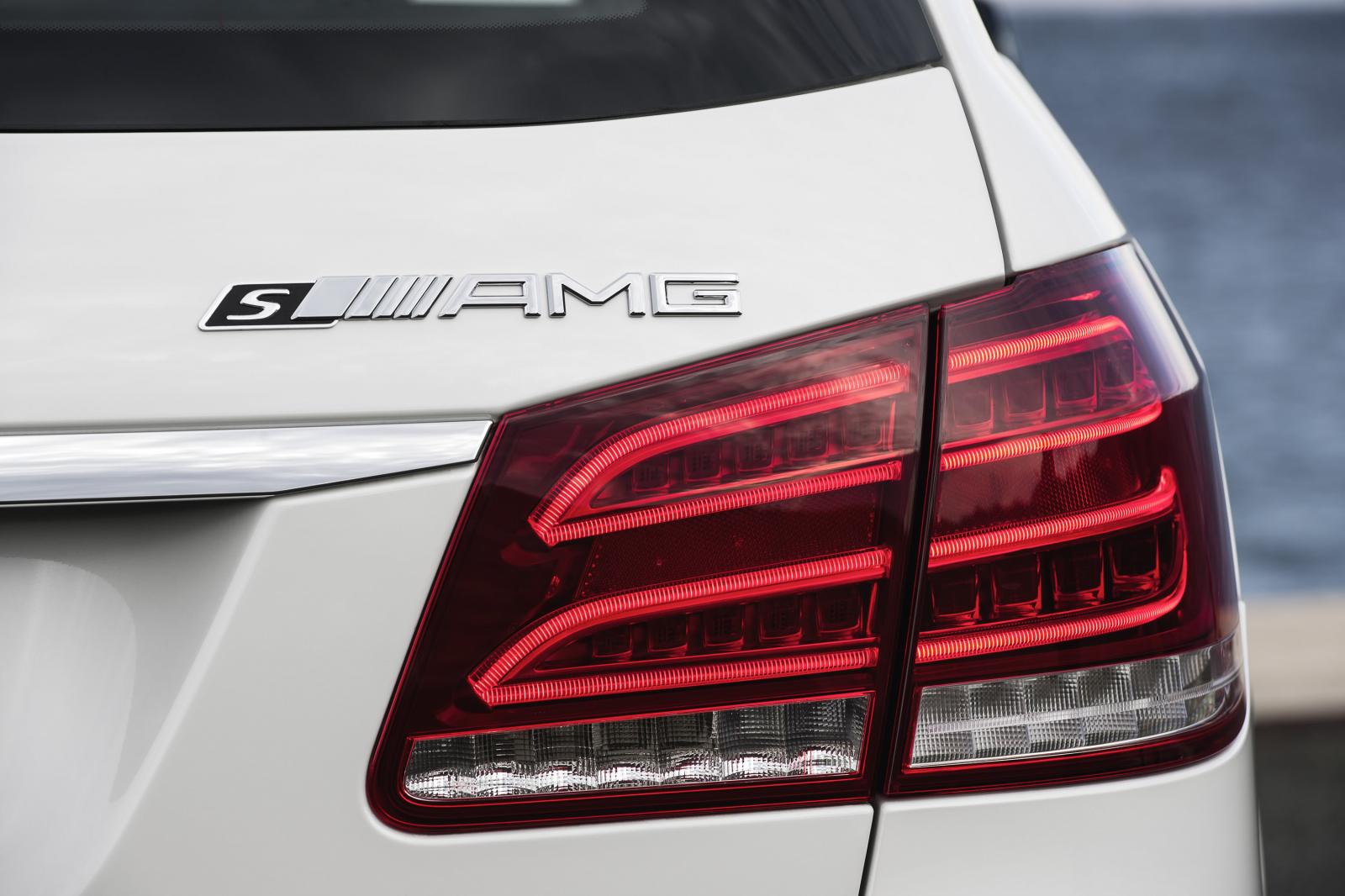 Mercedes E63 Amg 2014 Wallpaper - E63 Amg Tail Lights - HD Wallpaper 