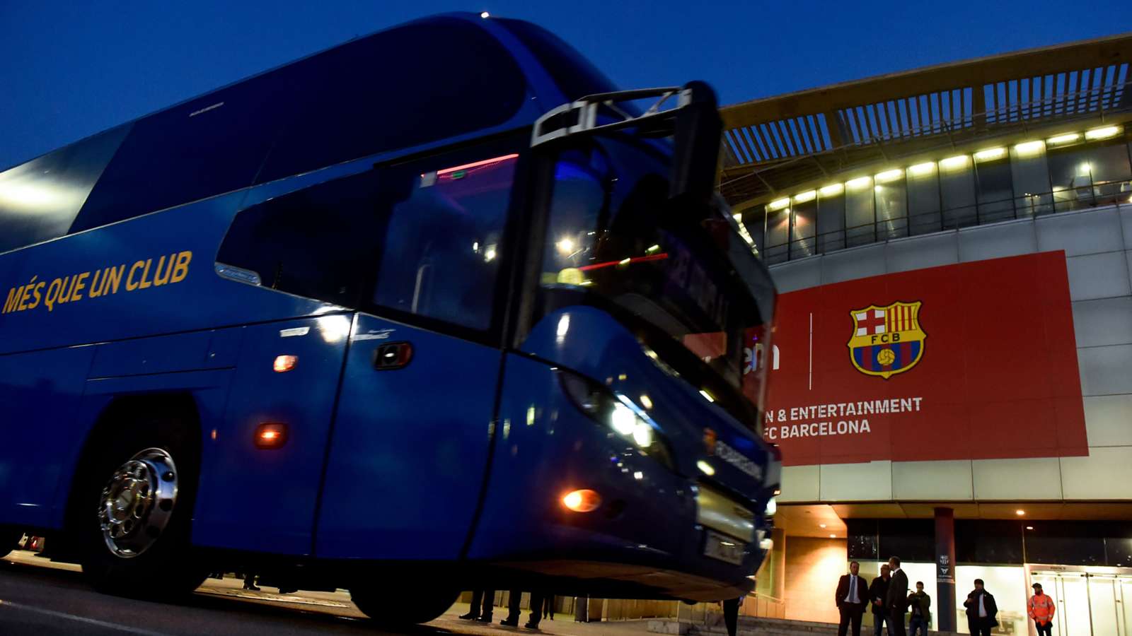 The Catalans Had To Delay Their Media Commitments Due - Barcelona Bus In Saudi Arabia - HD Wallpaper 