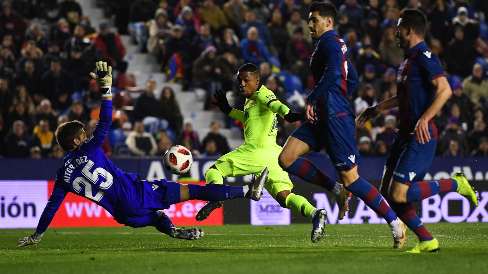 Der Fc Barcelona Um Angreifer Malcom Muss Bei Ud Levante - Levante Ud - HD Wallpaper 