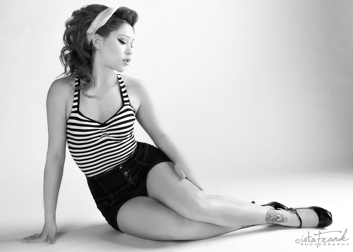 Pinup Girl Black And White - HD Wallpaper 