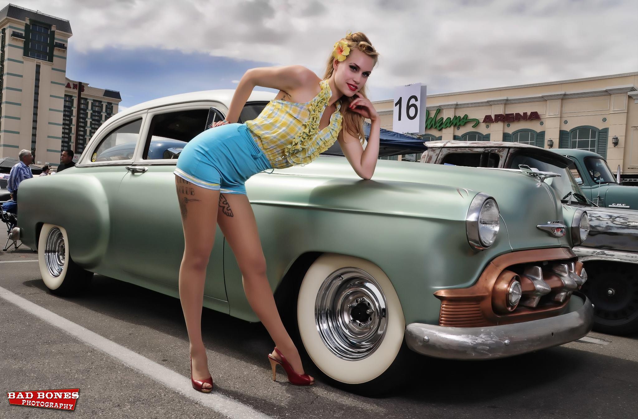 Hot Girl And Old Car - HD Wallpaper 