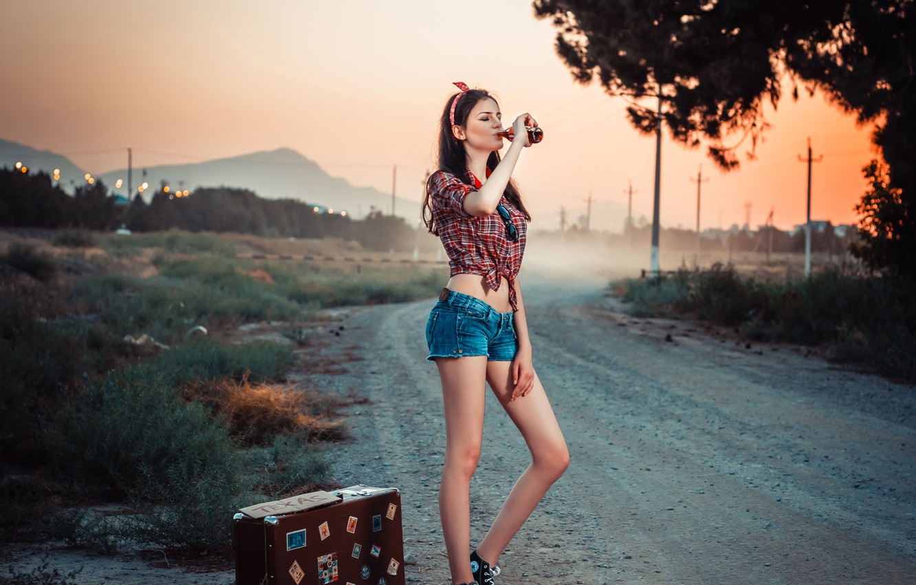Photo Wallpaper Road, Girl, Retro, Shorts, Suitcase, - Pin Up Girl Zhorts - HD Wallpaper 