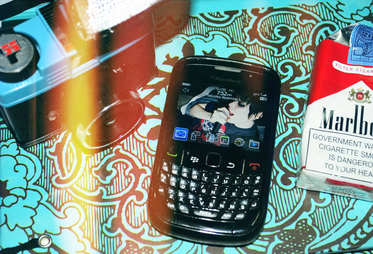 Alice Glass, Art, And Blackberry Image - Feature Phone - HD Wallpaper 