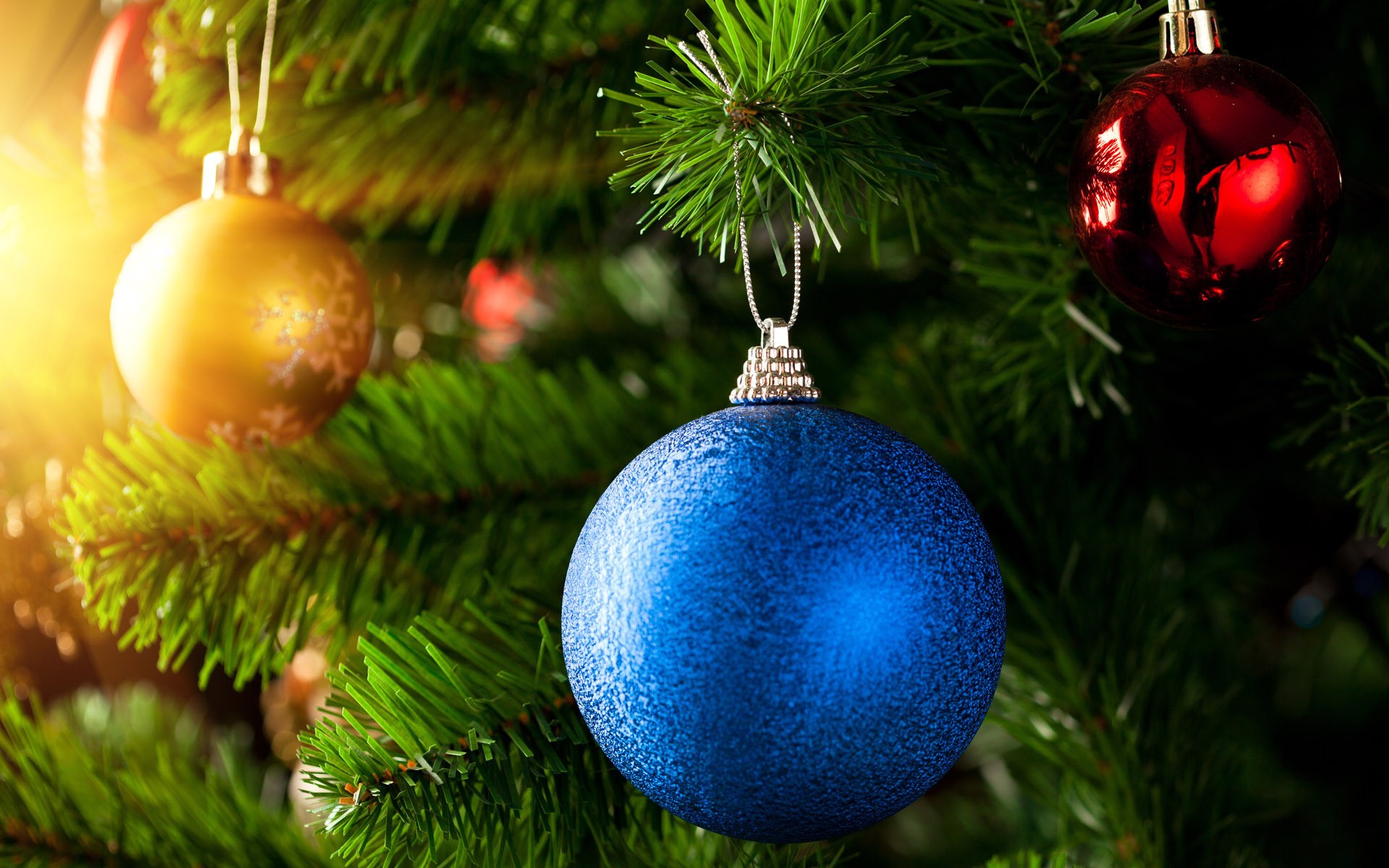 Nice Beautiful Blue Christmas Ball Wallpaper - Balls On Christmas Tree - HD Wallpaper 