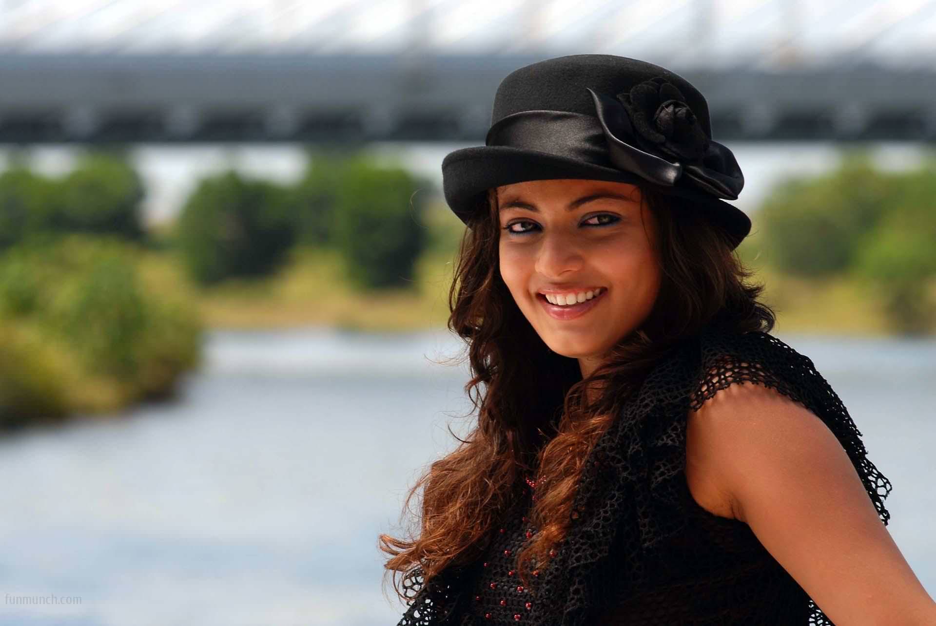 Hd Wallpapers - Sneha Ullal Hat - HD Wallpaper 