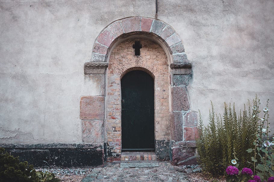 Cross, Beautiful, Plants, Church, Door, Wall, Architecture, - HD Wallpaper 