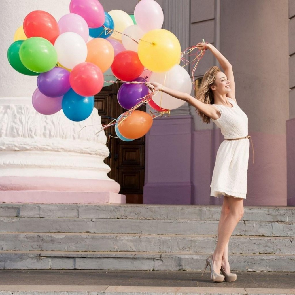 Happy Girls With Balloons 1024x1024 Wallpaper teahub.io