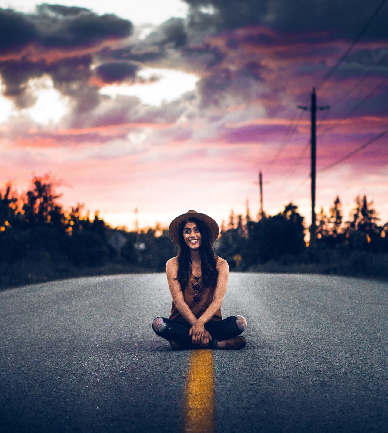 Wallpaper Alone But Happy Girl Djiwallpaperco - Sitting In The Middle Of The Road - HD Wallpaper 