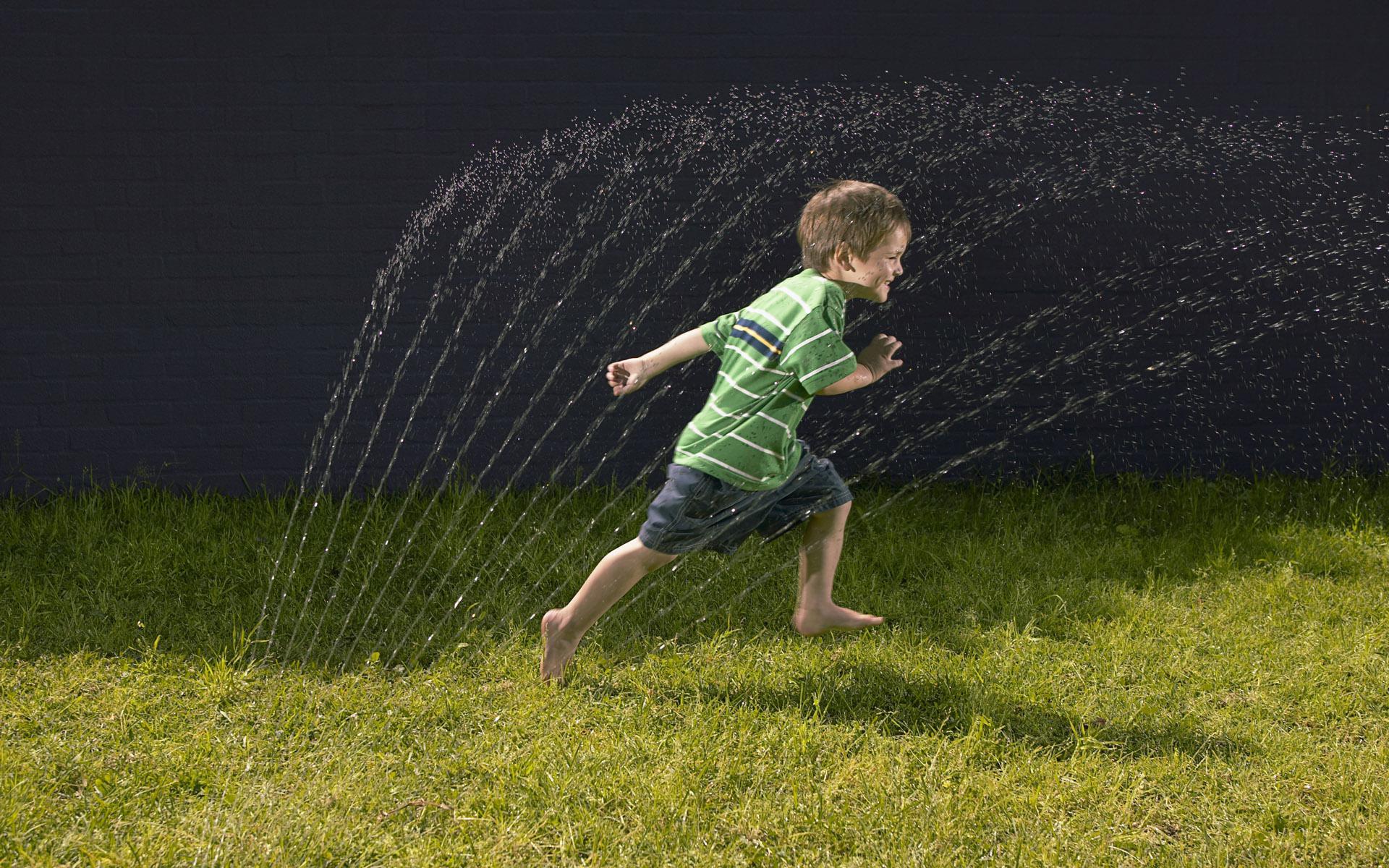 Hd Boy Grass Running Water Spray Photo Download Wallpaper - Running Boy Wallpaper Hd - HD Wallpaper 