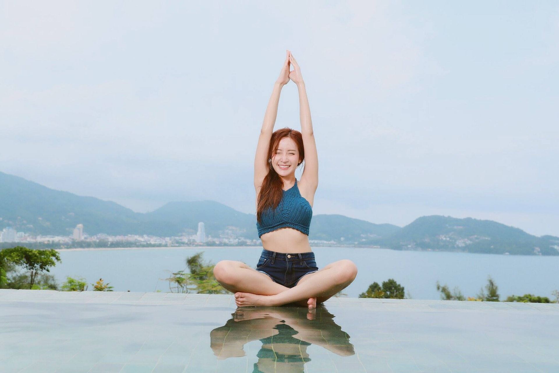 Happy Girl Yoga Wallpaper With Lake Background - Yoga Poses - HD Wallpaper 