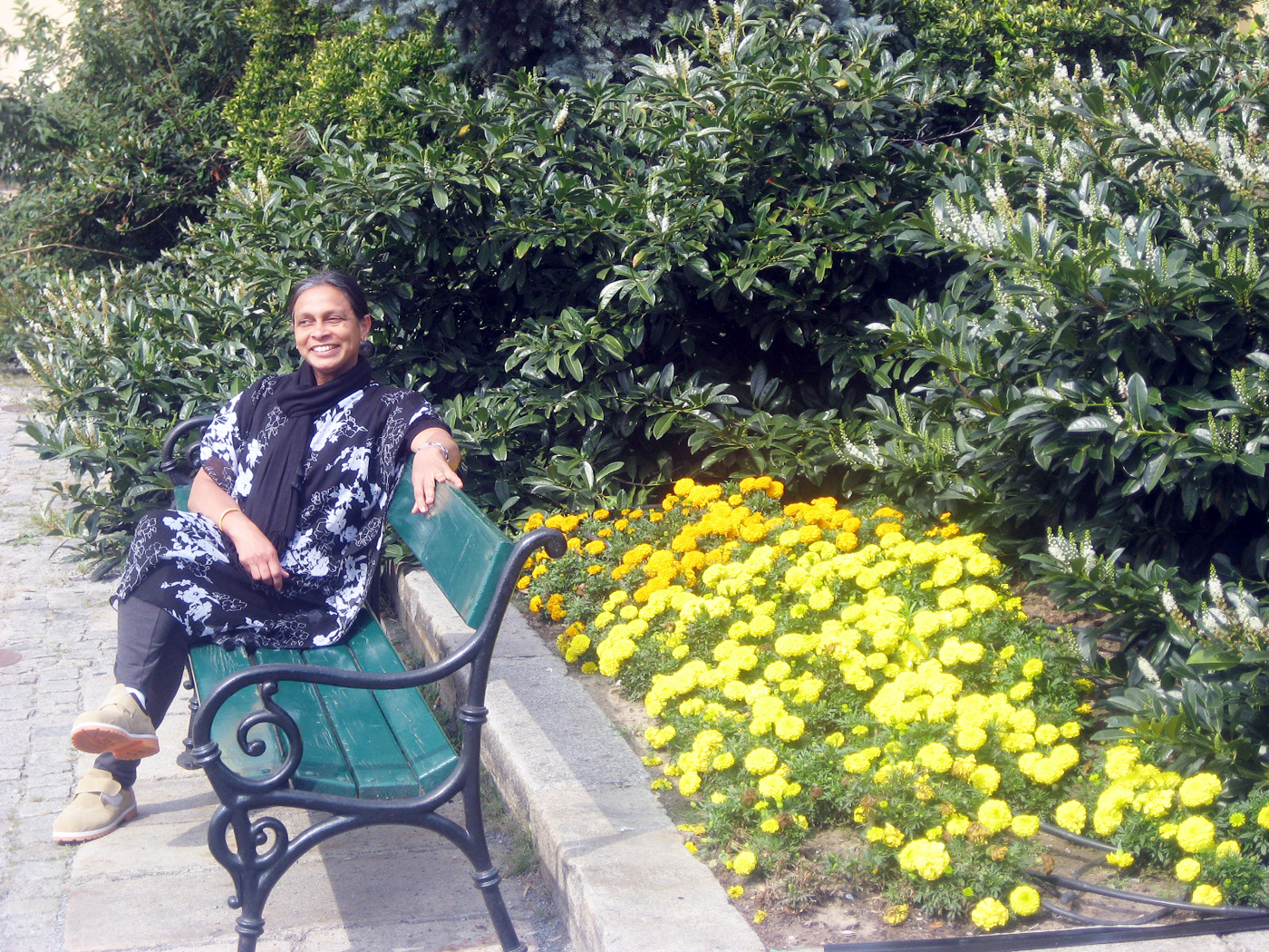 Happy Moments, Bench, Park, Prague, Sitting, Hq Photo - Botanical Garden - HD Wallpaper 