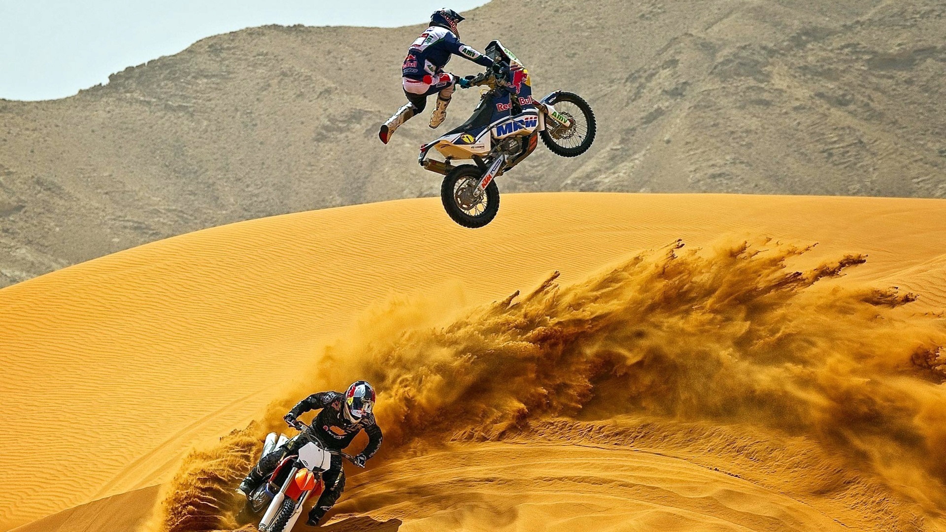 Sport Bikes Stunt In Desert Sand - Dubai Dirt Bike - HD Wallpaper 