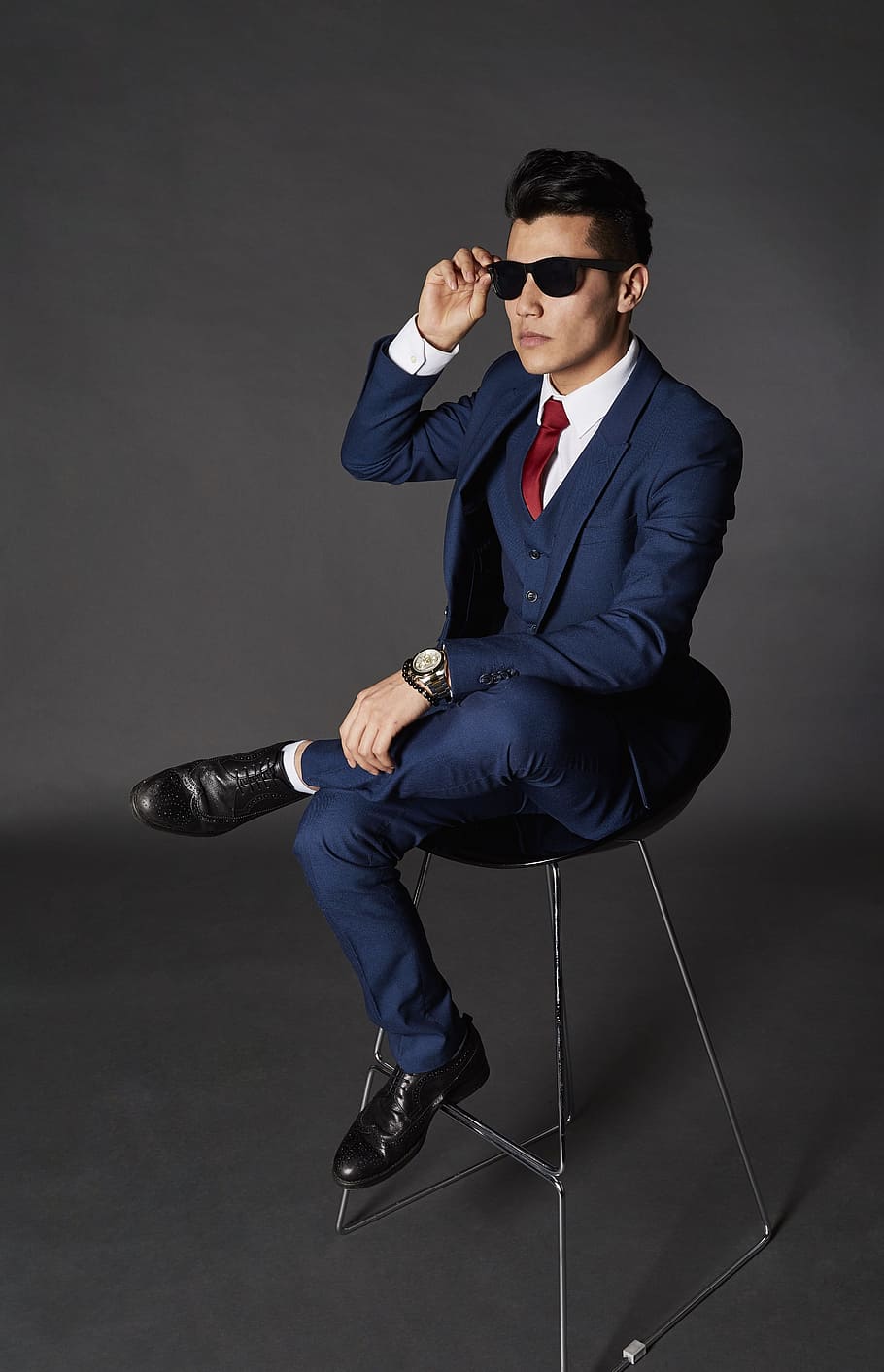 Man Sitting On Chair While Holding Sunglasses, Model, - Indoor Photoshoot Men With Suit - HD Wallpaper 