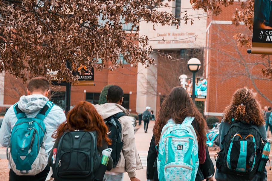 People Wearing Backpacks, College, College Students, - College Students Backpacks - HD Wallpaper 