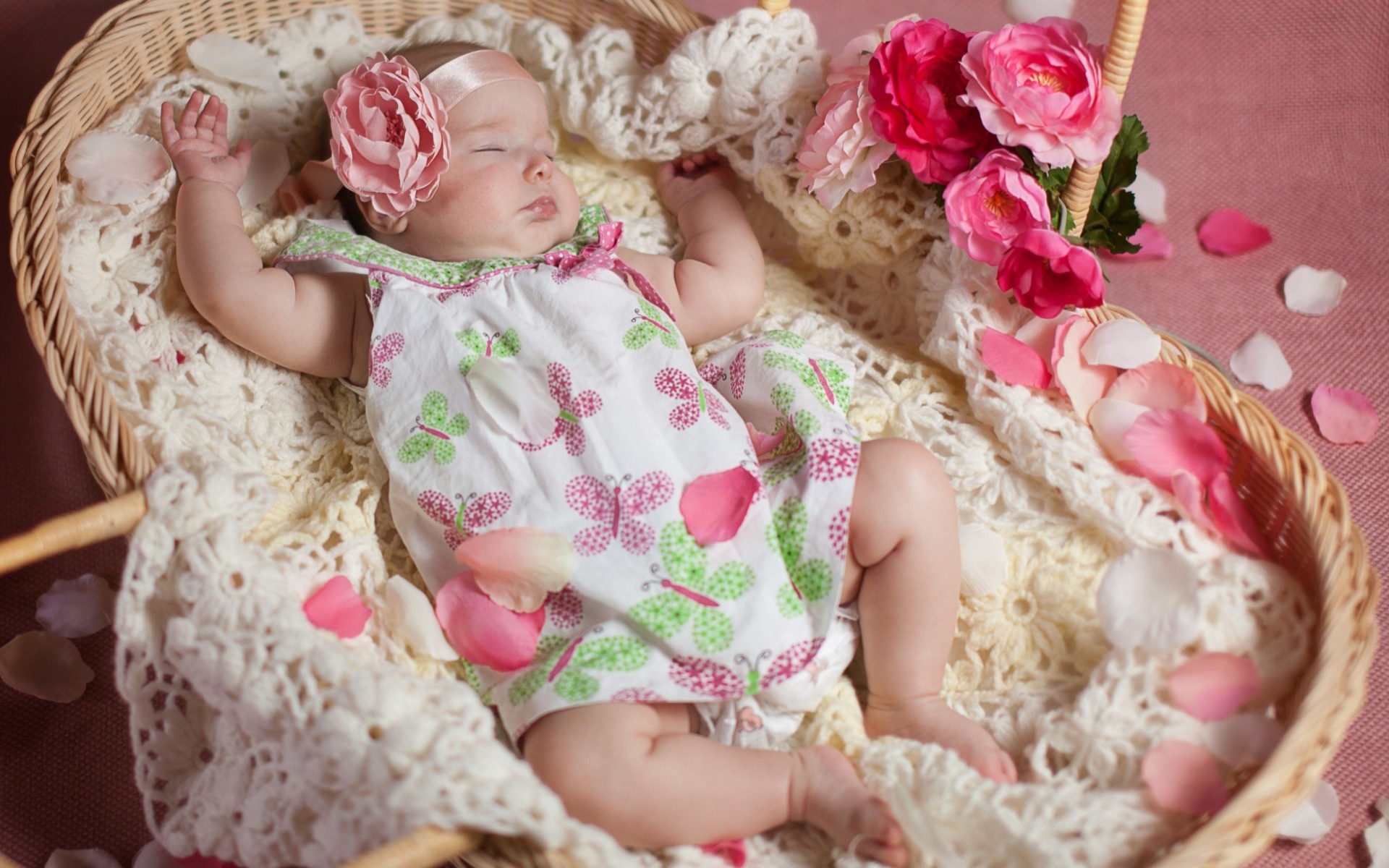Sleeping Baby And Petals Flowers - Baby Hd Wallpaper Smart New - HD Wallpaper 