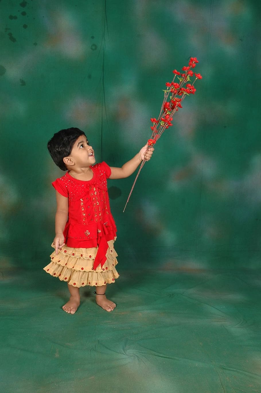 Girl, Smart, Cute, Child, Young, Gazing, Flowers, Holding, - Child Holding Flowers - HD Wallpaper 