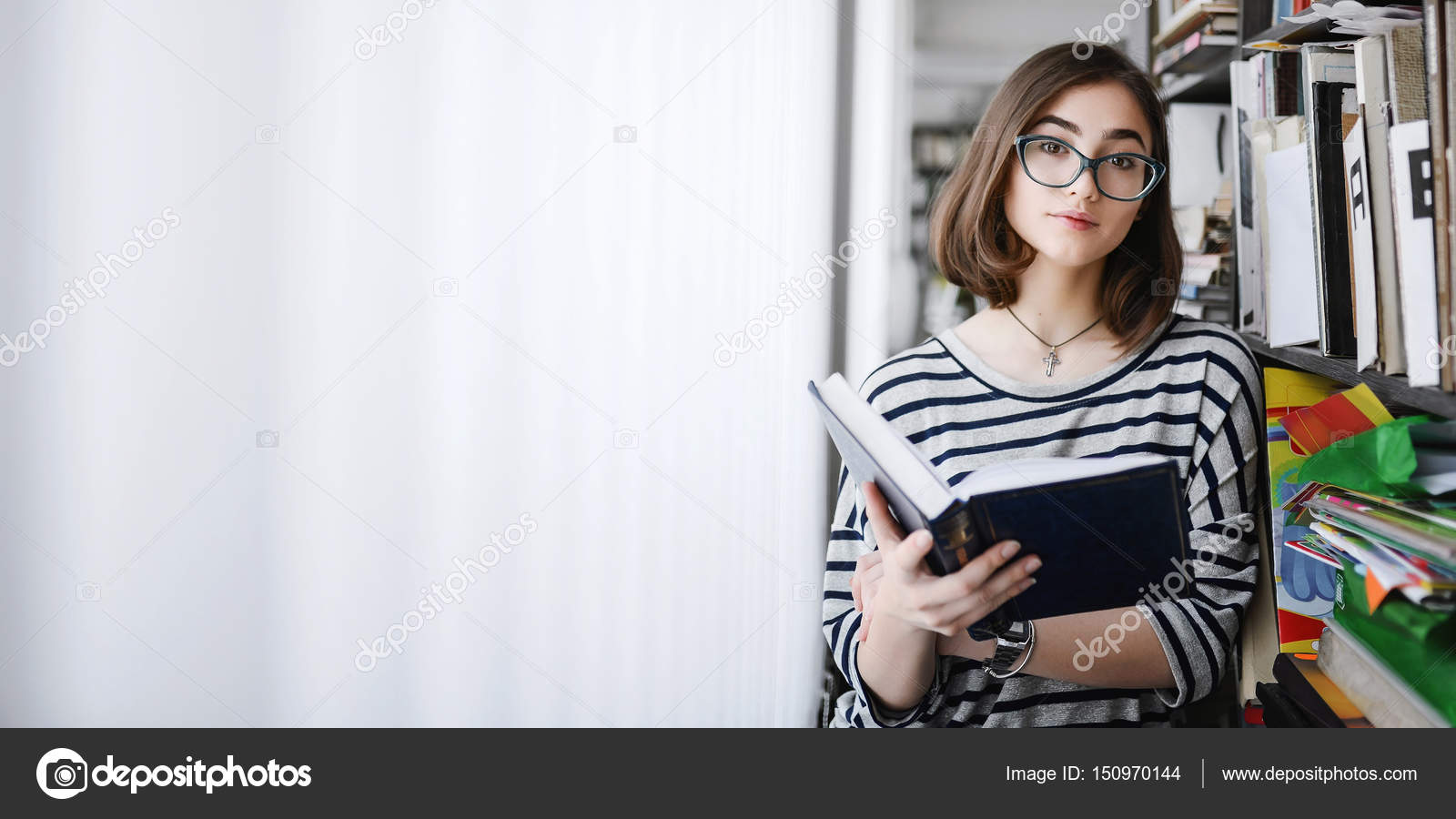 Beautiful Girl At Library - HD Wallpaper 