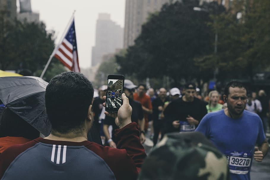 Group Of People Running On Street, Group Of People - HD Wallpaper 