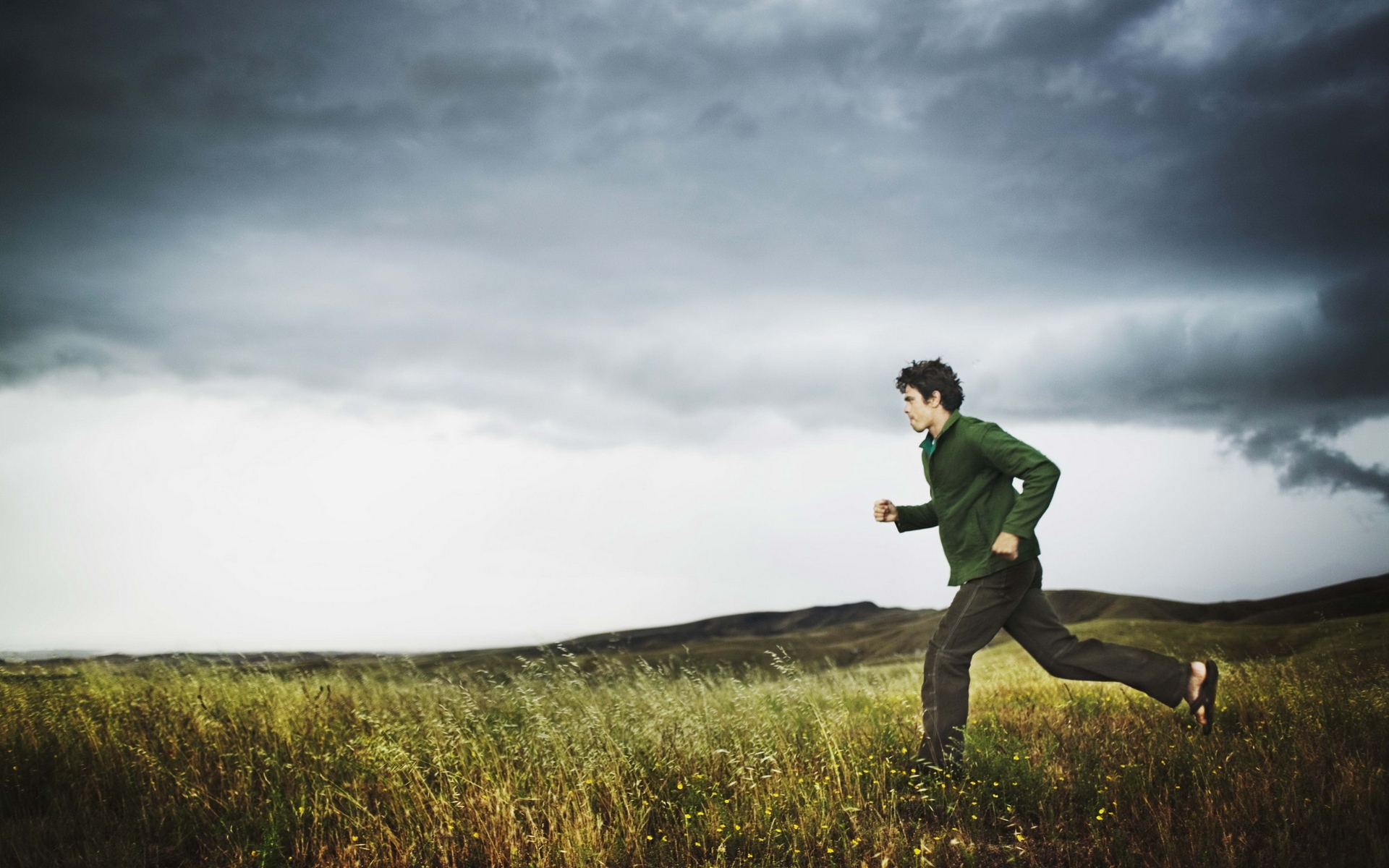 Wallpaper Field, Sports, Running, Storm, Clouds, Man - Man In Storm Background - HD Wallpaper 
