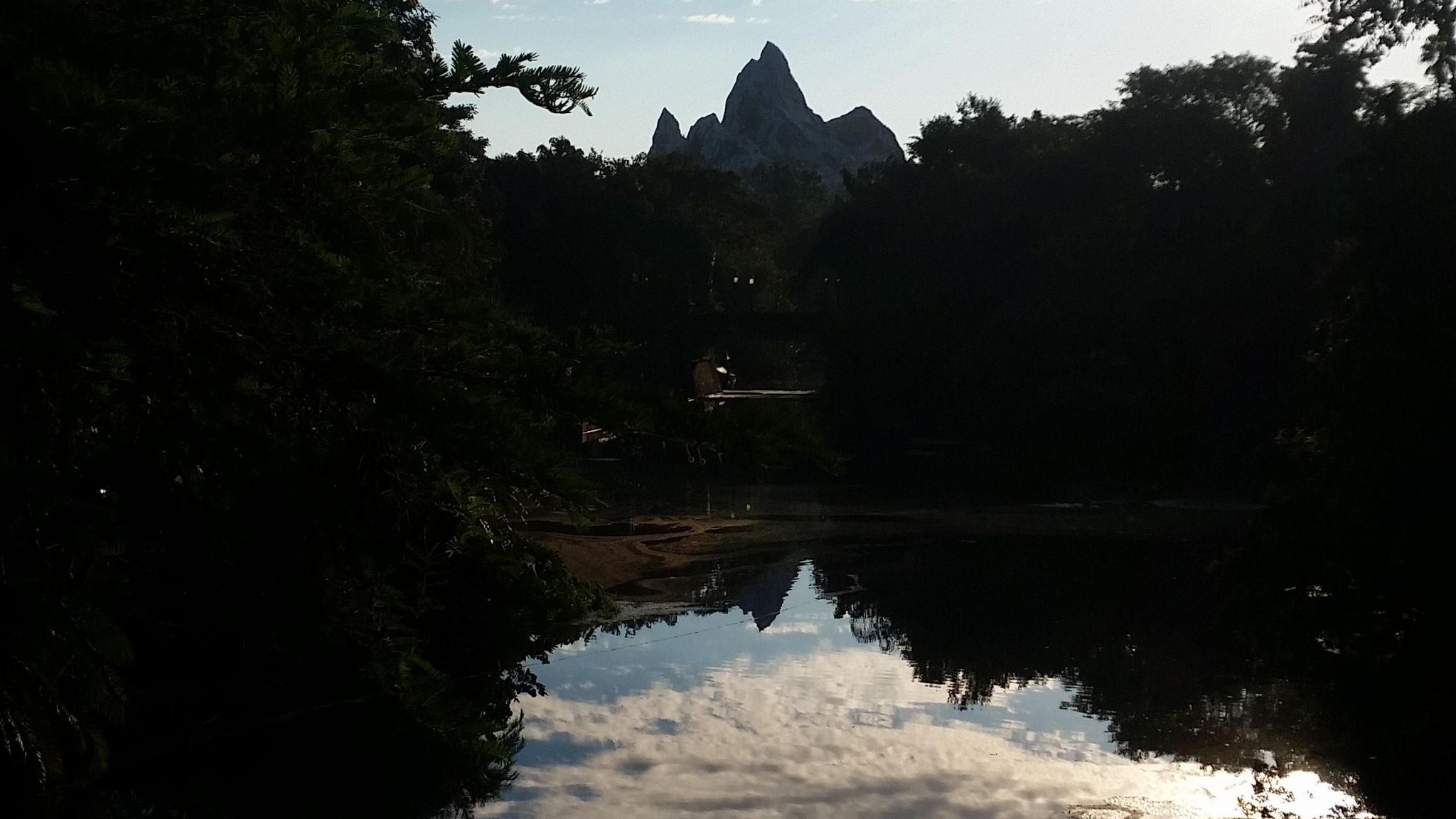 Mount Everest Animal Kingdom Orlando - Reflection - HD Wallpaper 