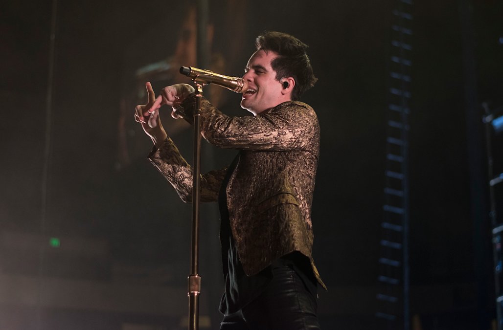 Brendon Urie On Stage - HD Wallpaper 