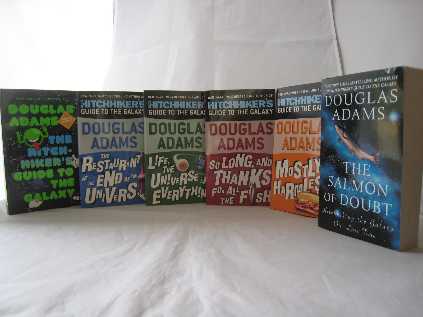 Hitchhiker's Guide To The Galaxy Cover Series - HD Wallpaper 