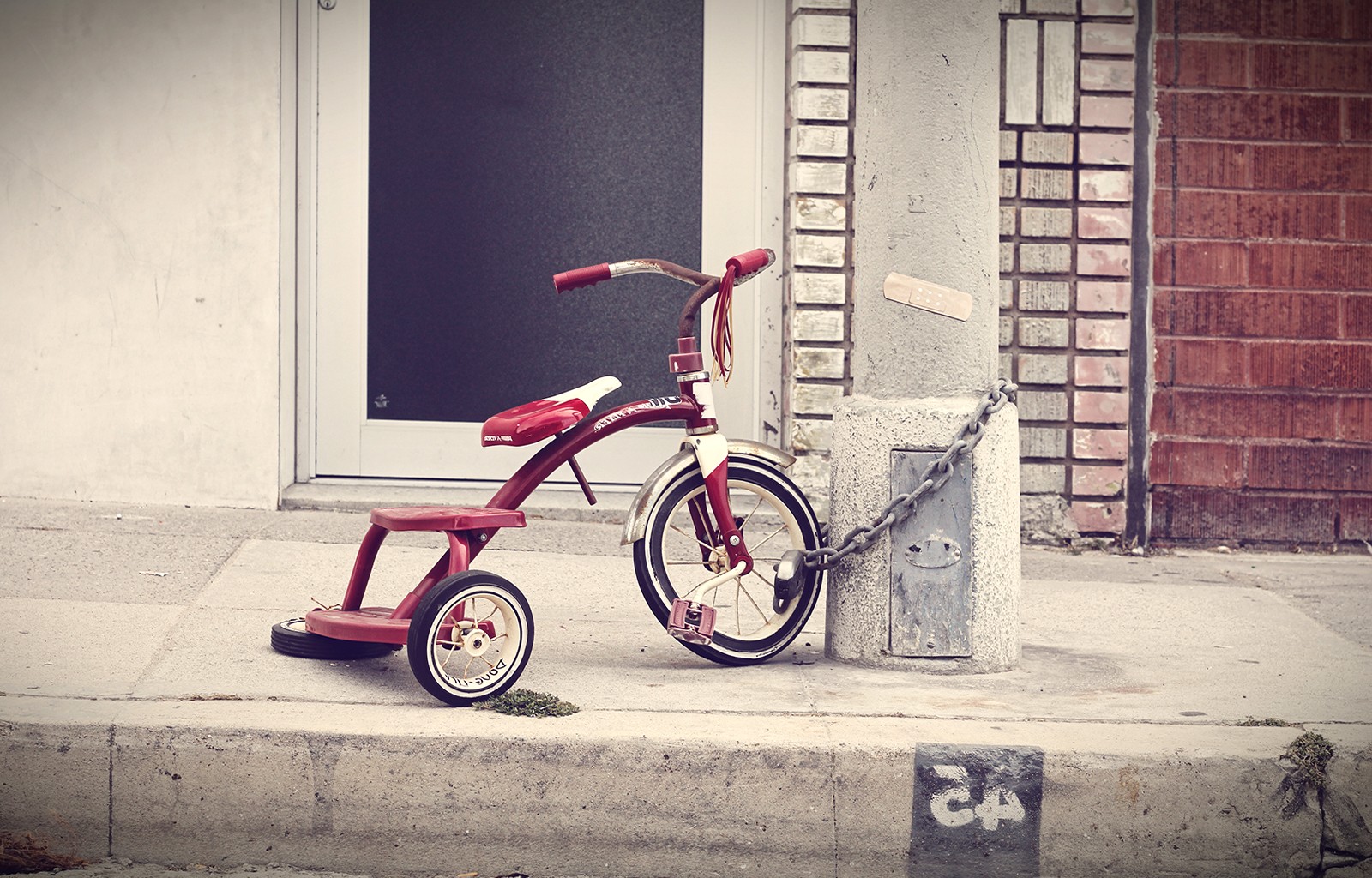 Triciclo En La Calle - HD Wallpaper 