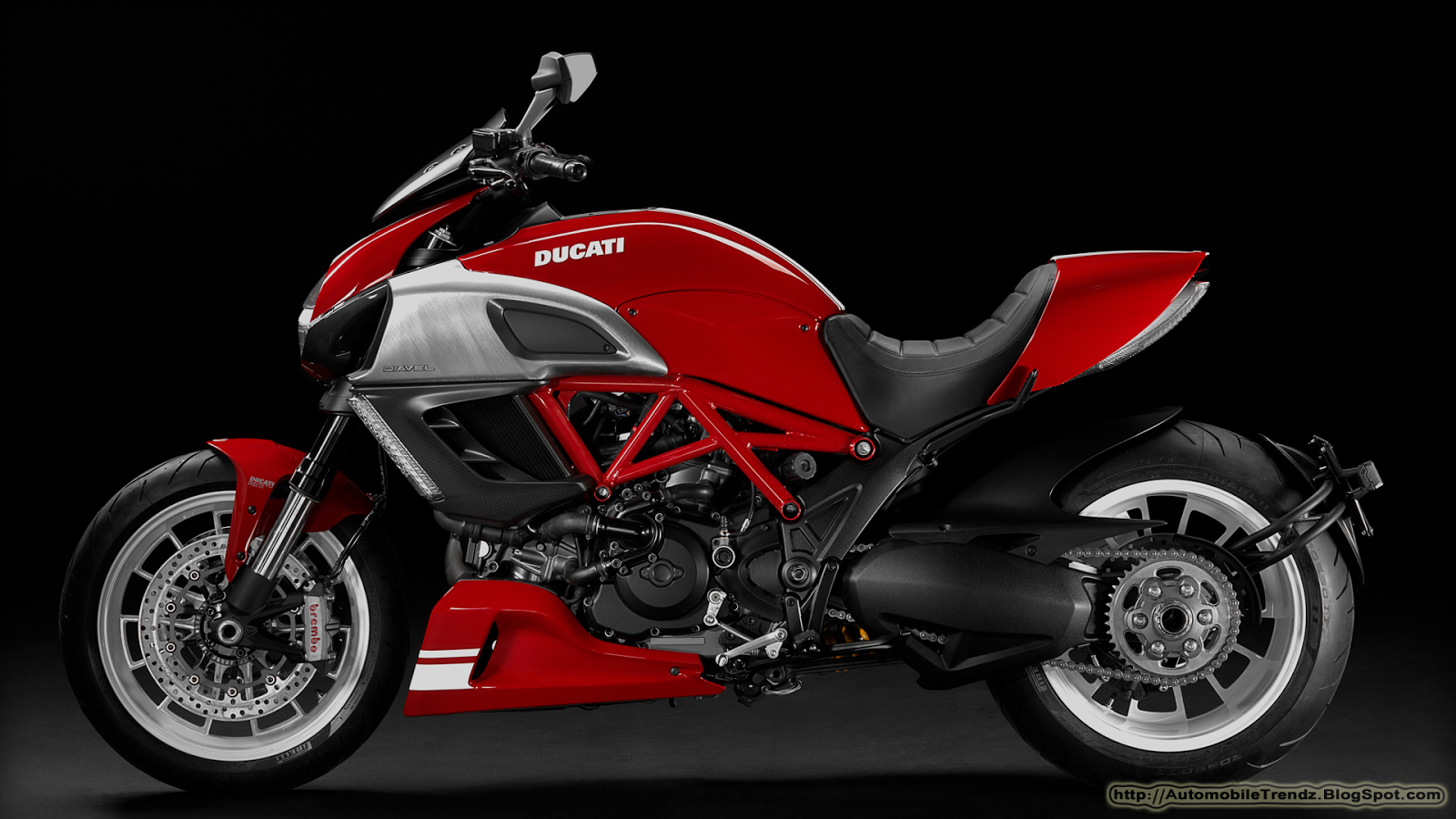 Red Colour Ducati Diavel - HD Wallpaper 