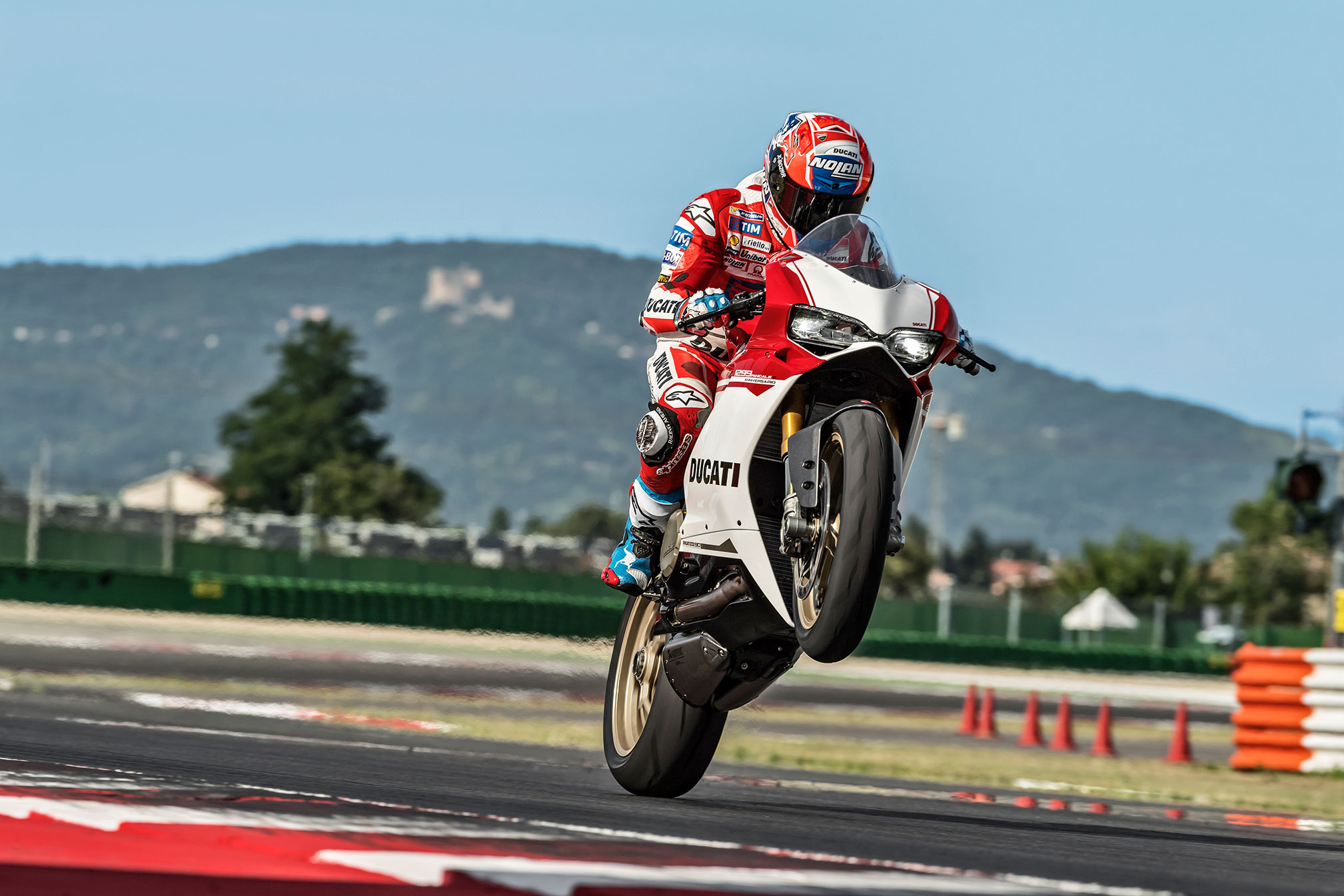 Ducati Panigale 1299 Wheelie - HD Wallpaper 