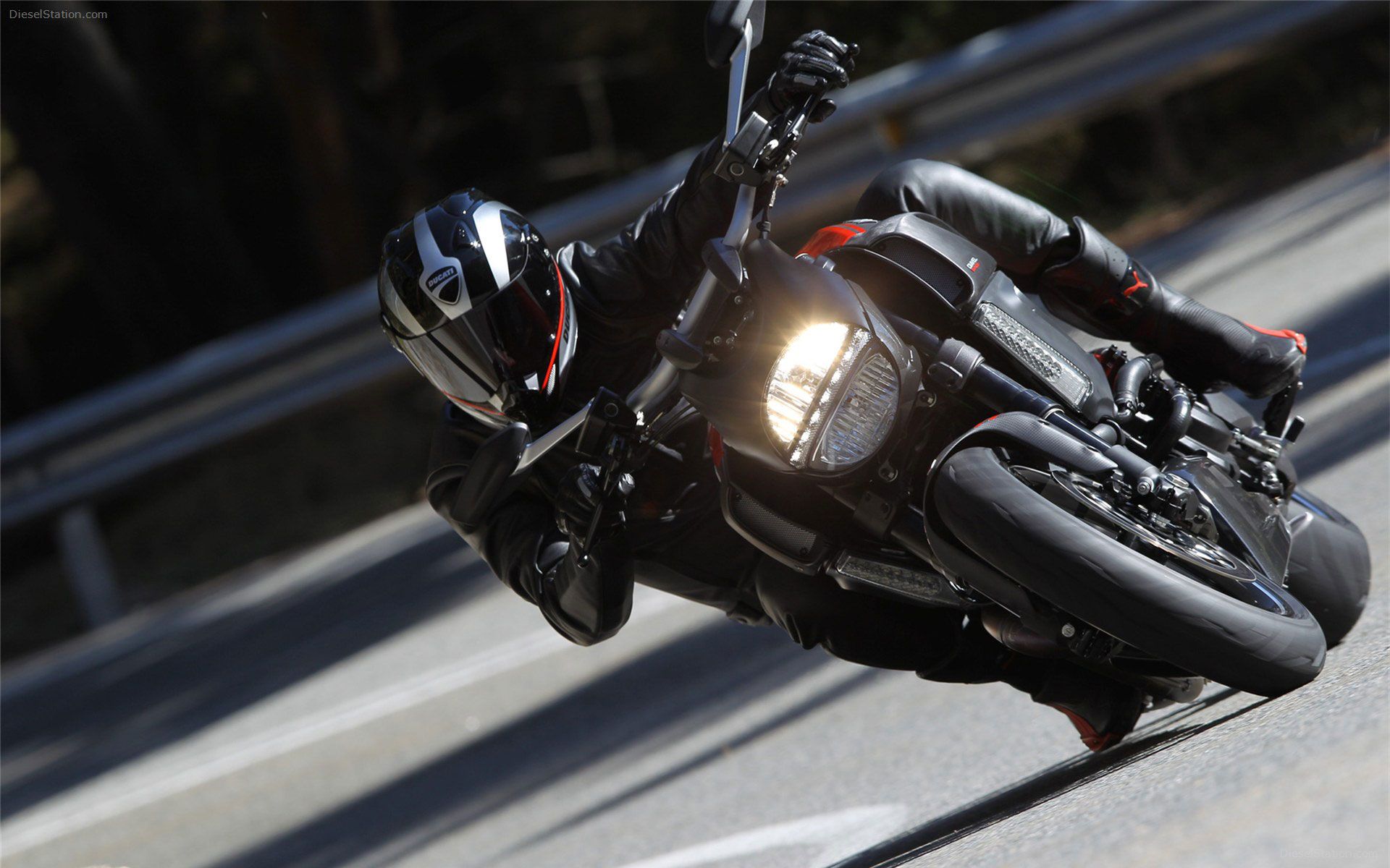 Ducati Diavel Carbon - HD Wallpaper 