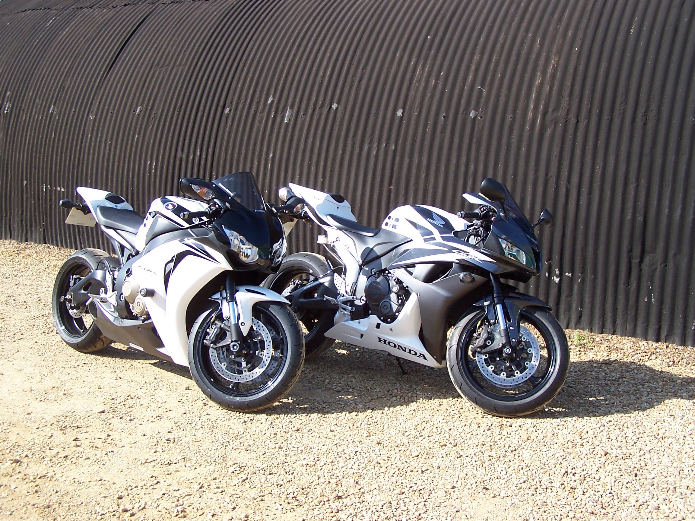 Cbr 600 Rr Vs 1000rr - HD Wallpaper 