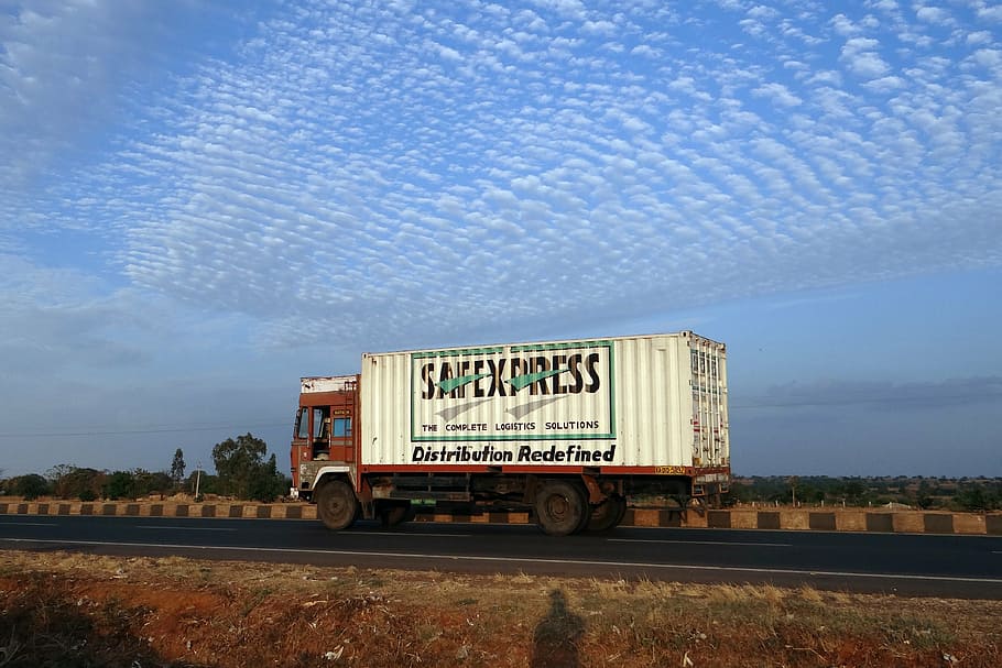 Safe Xpress Delivery Truck On Road, Lorry, Highway, - Safexpress - HD Wallpaper 