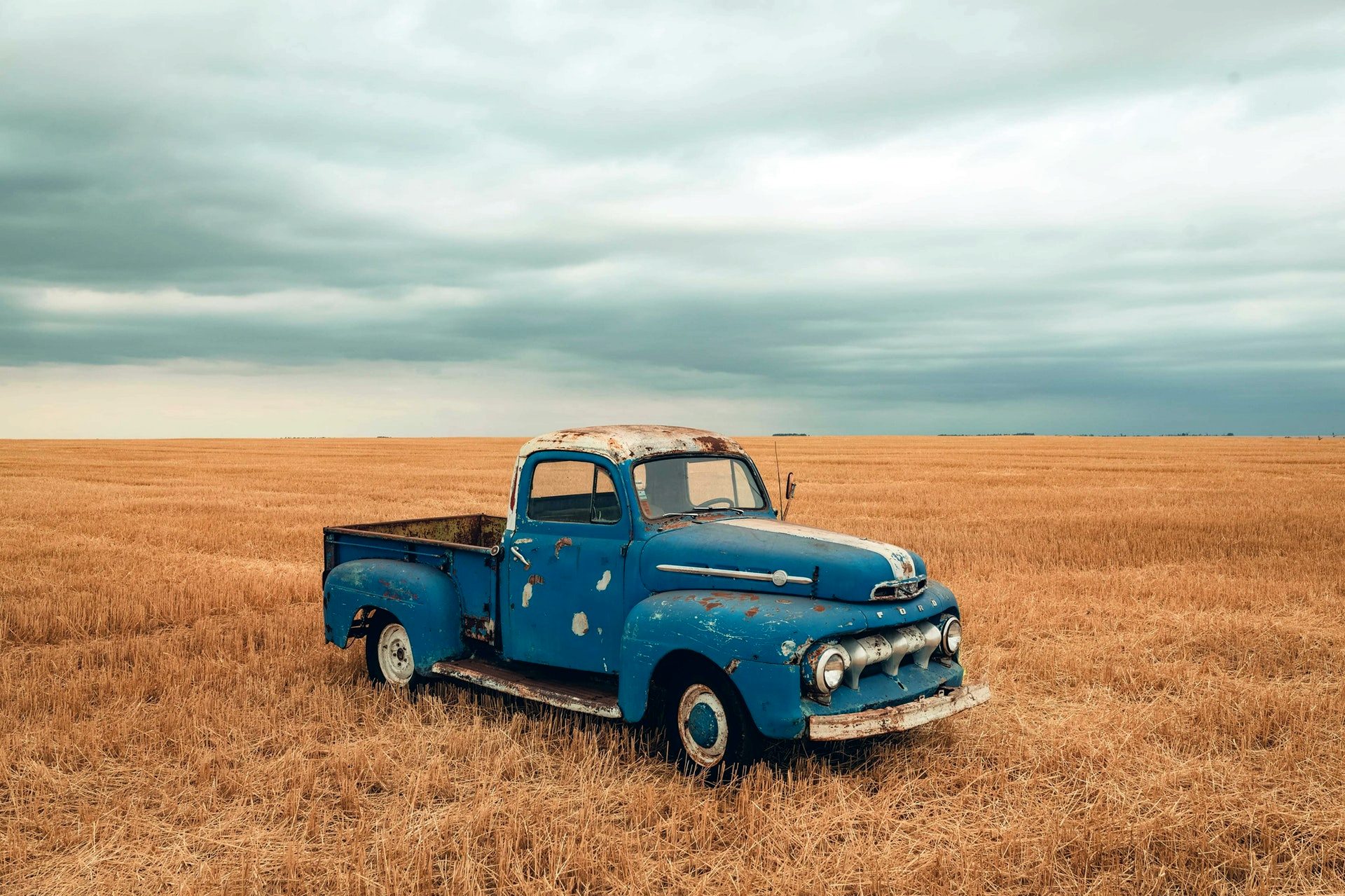 Blue Color Unclaimed Old Truck Wallpaper - Old Truck - HD Wallpaper 