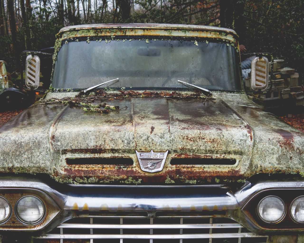 Old Abandoned Ford Truck - Computer Backgrounds Trucks Old - HD Wallpaper 
