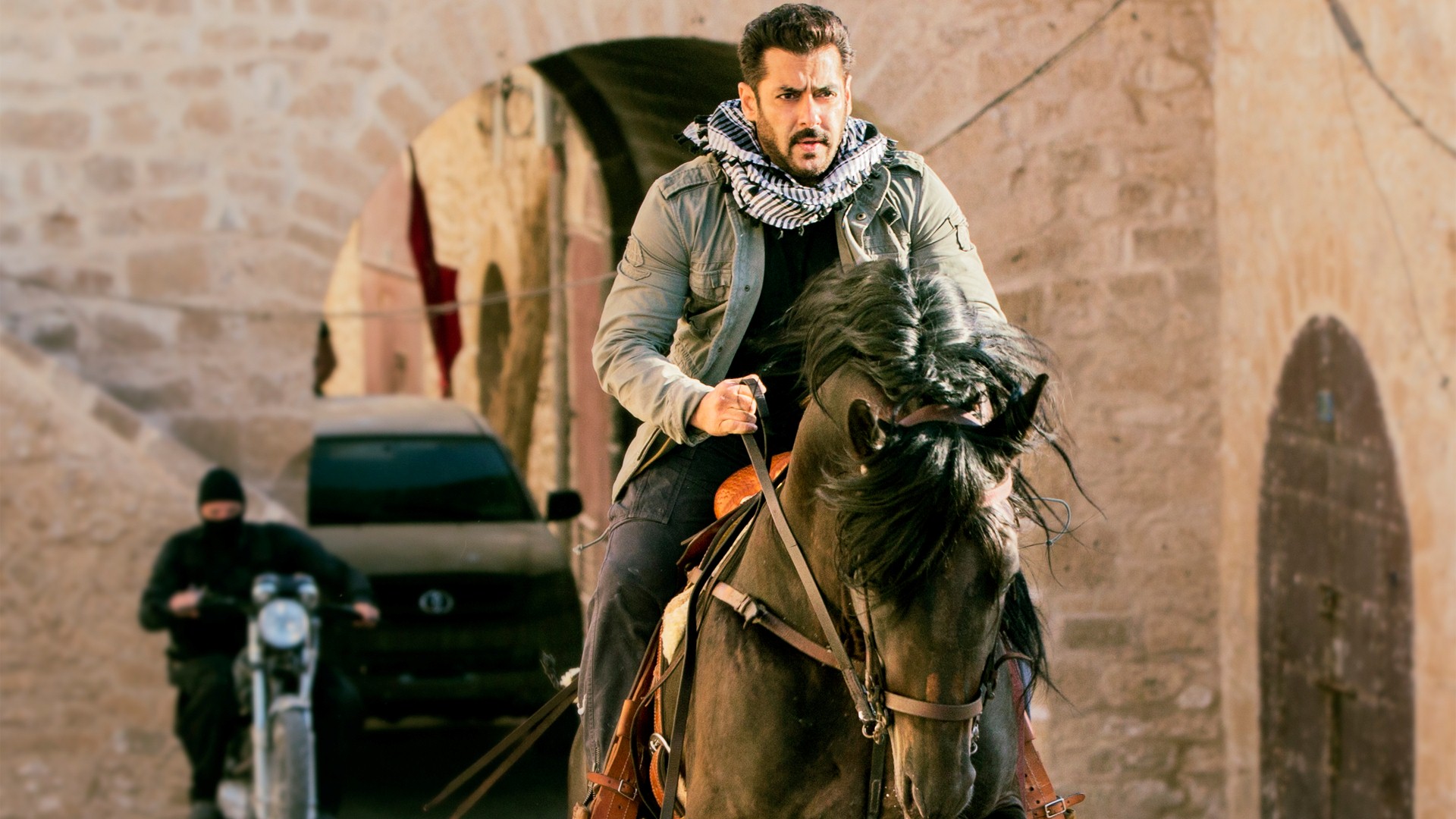 Salman Khan Horse Riding In Tiger Zinda Hai Film Wallpaper - Salman Khan Tiger Zinda Hai Trailer - HD Wallpaper 