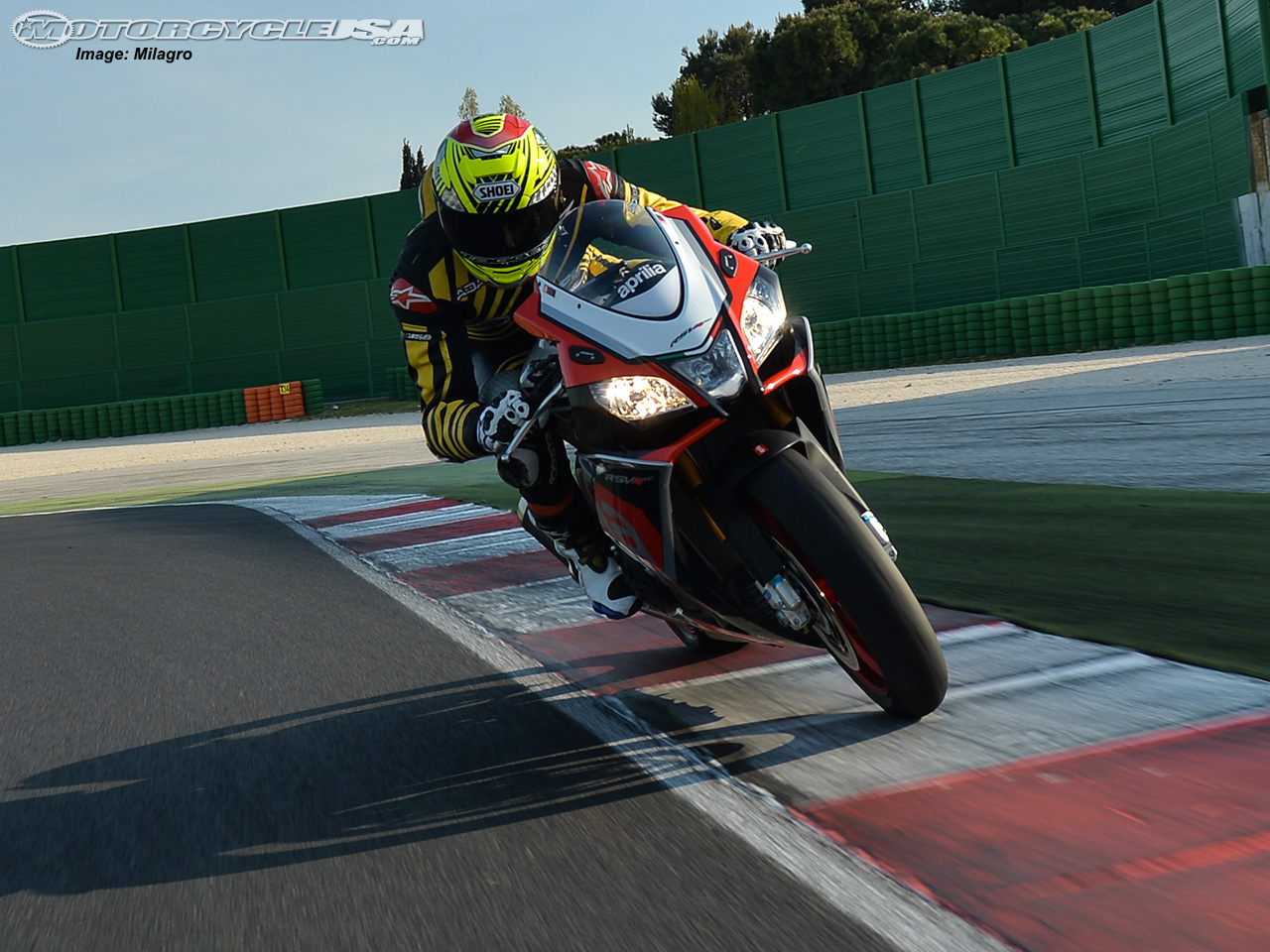 Aprilia Rsv4 Rf 2017 - HD Wallpaper 