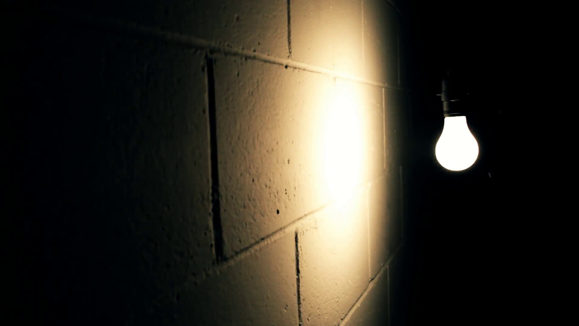 Light Bulb Swaying Against Wall In Dark Room Stock - Dark Wallpaper Room Light - HD Wallpaper 