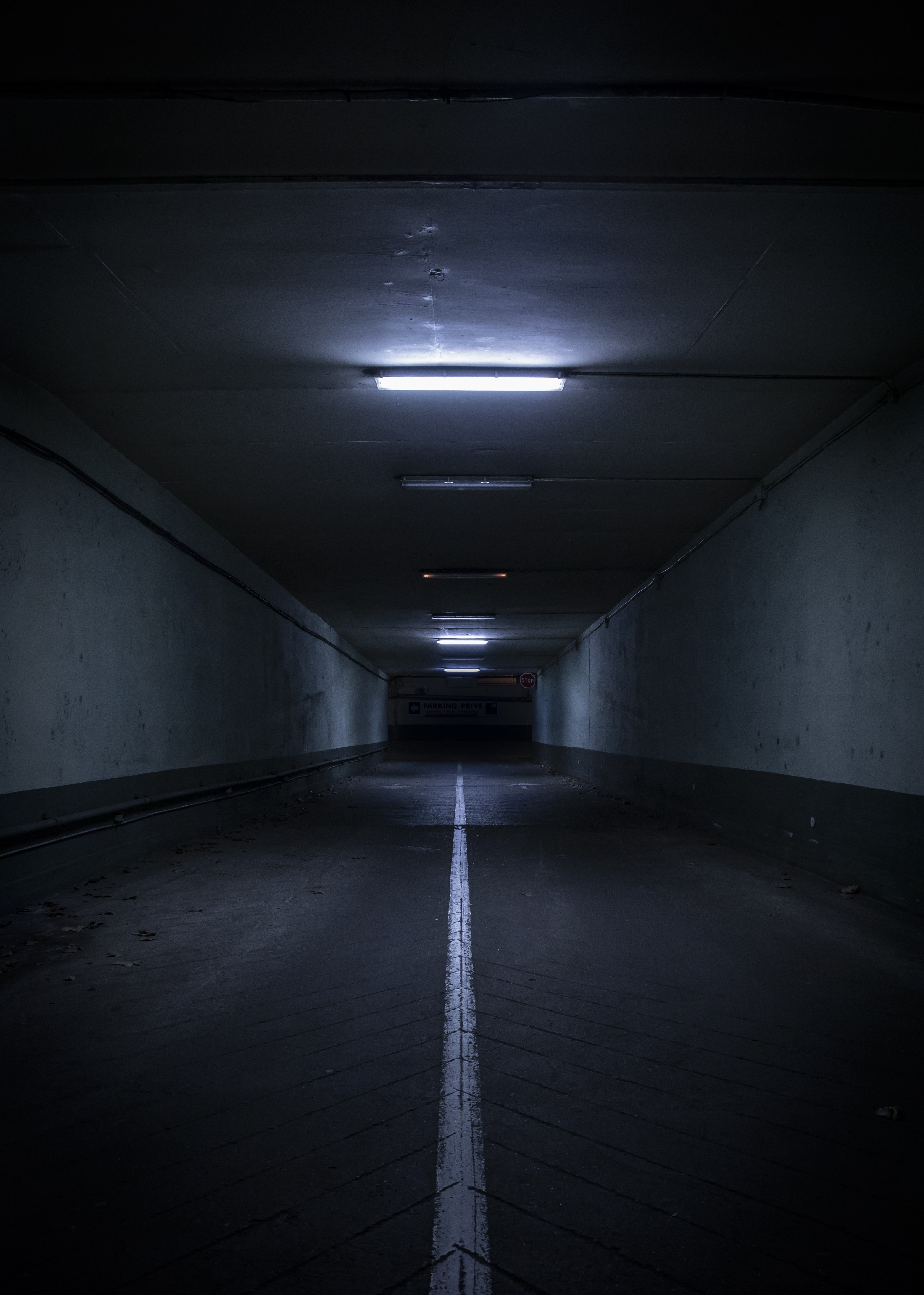 Underground, Light, Dark, Ceiling, Road Sign, Tunnel - Dark Tunnel Light - HD Wallpaper 