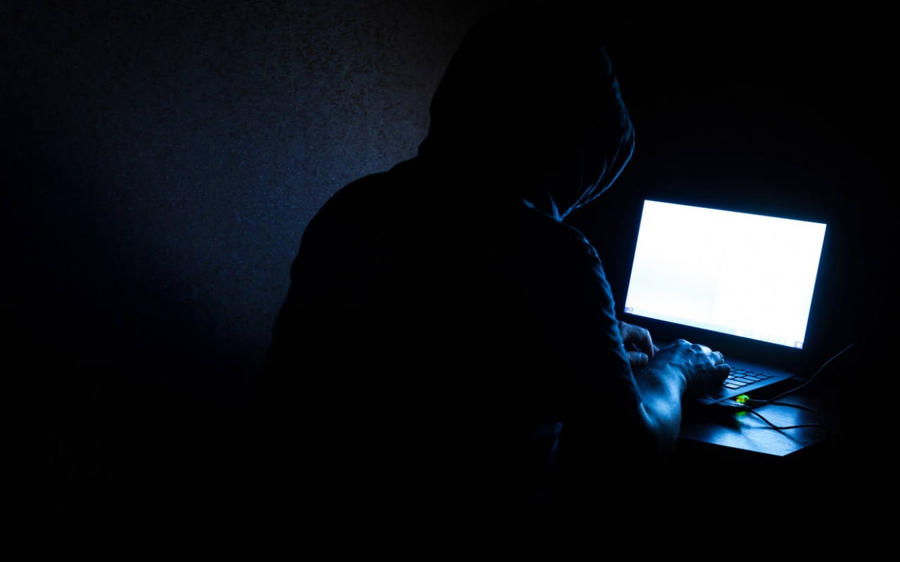 Black Hat Wallpaper - Hacker In Dark Room - HD Wallpaper 