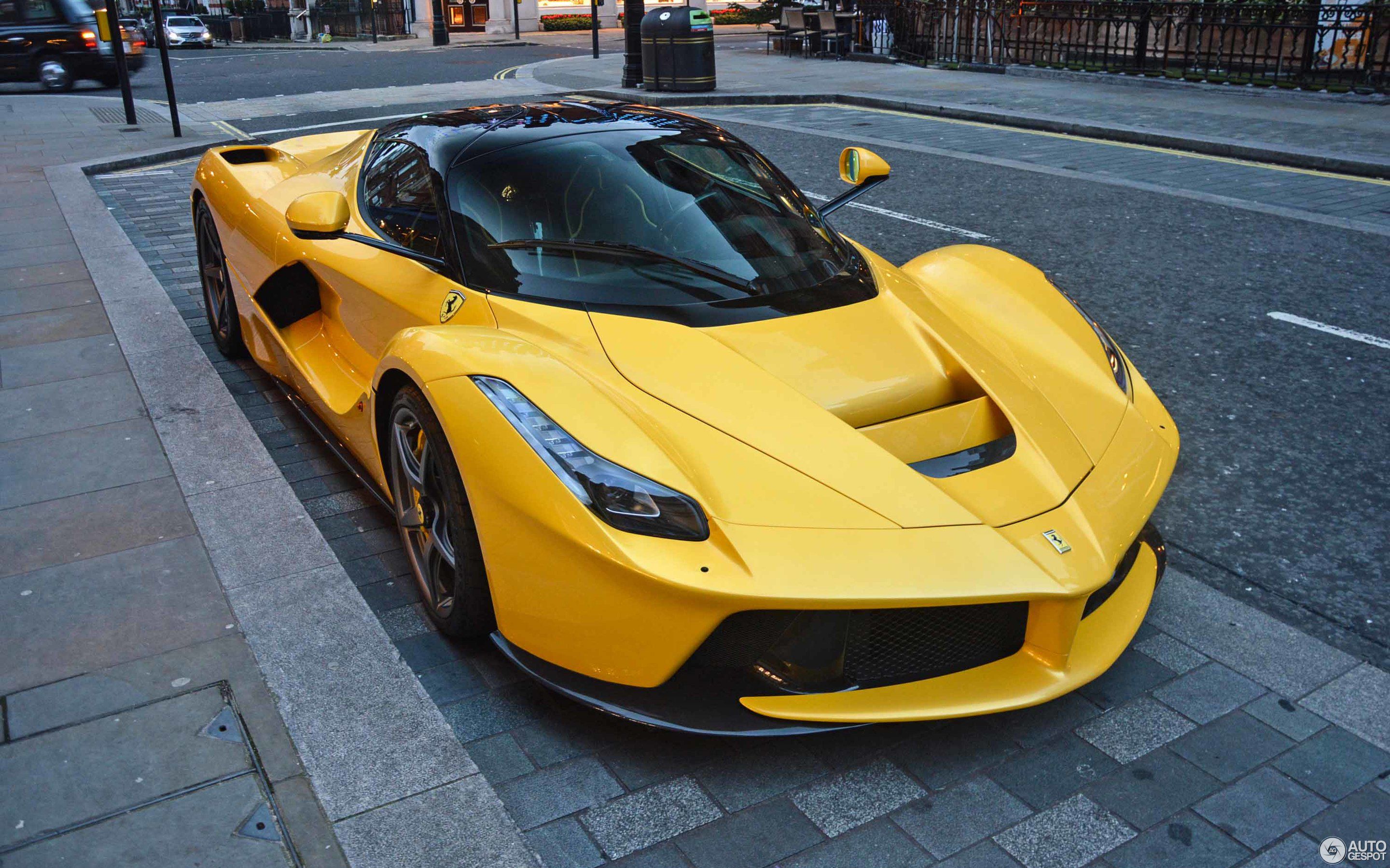 Ferrari Laferrari Aperta - Ferrari Laferrari Aperta Yellow - HD Wallpaper 