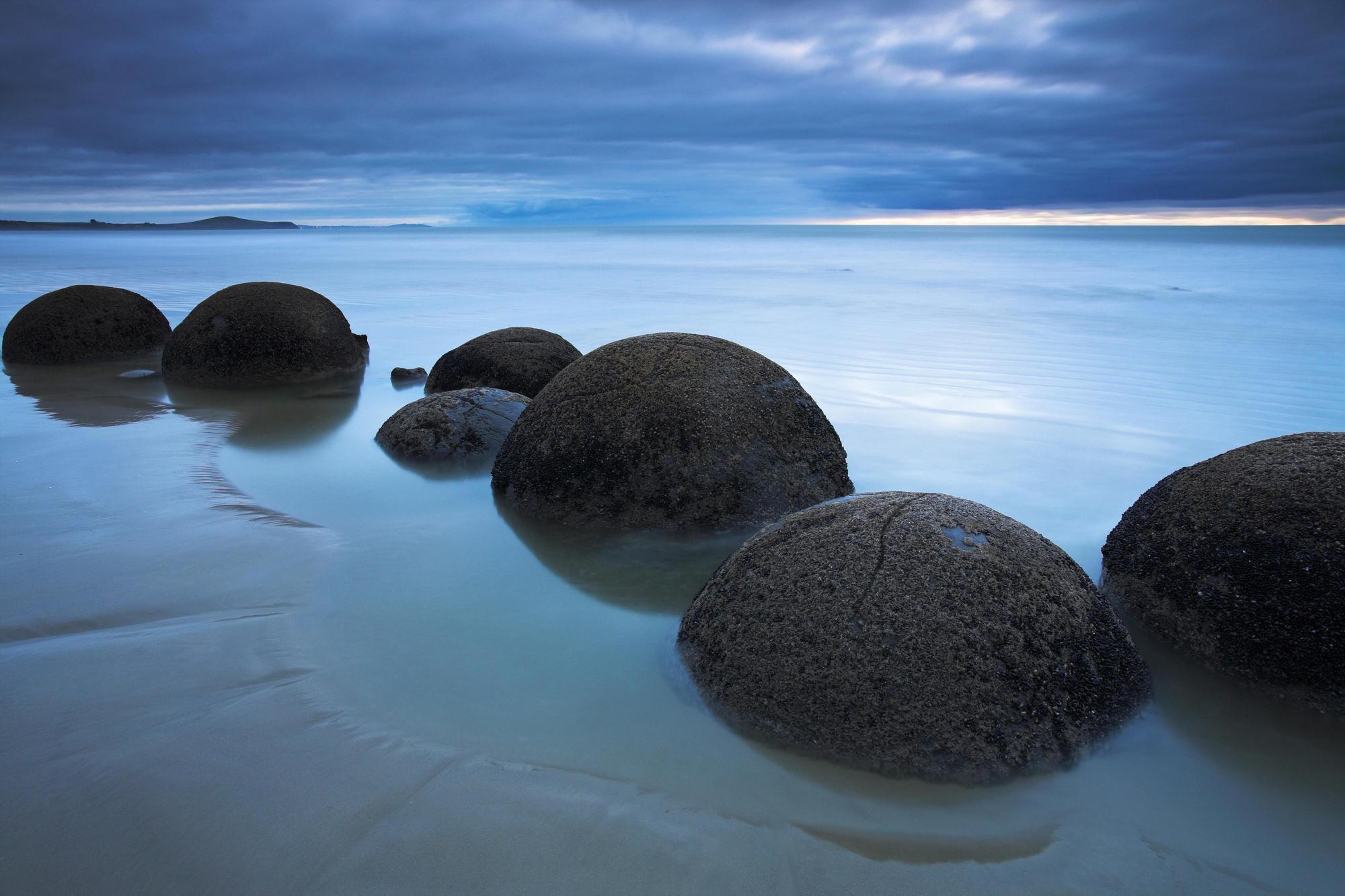 Koekohe Beach Moeraki South Isl New Zeal - Unusual Landscapes In The World - HD Wallpaper 